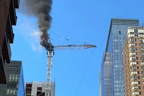 Cần cẩu khổng lồ bất ngờ bốc cháy, đổ sập ở trung tâm New York