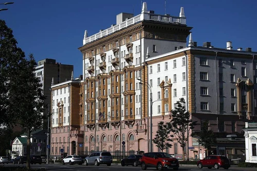 Bao nhiêu nhân viên làm việc trong Đại sứ quán Mỹ tại Nga?