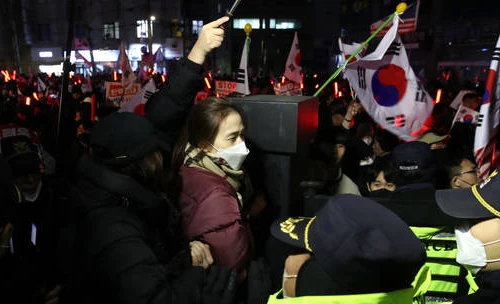 Nhóm người ủng hộ Tổng thống Hàn Quốc Yoon Suk Yeol đập vỡ cửa sổ tòa án