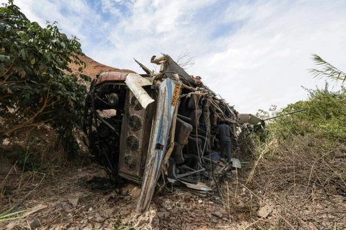 Xe buýt lao xuống vực sâu, ít nhất 37 người chết thảm