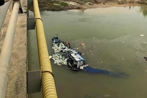 [Tin nhanh sáng 10-11-2021] Ô tô đi trên cao tốc Nội Bài - Lào Cai tông gãy lan can cầu, rơi xuống nước