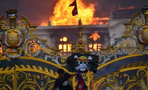 Video tòa nhà Chính phủ Nepal chìm trong biển lửa