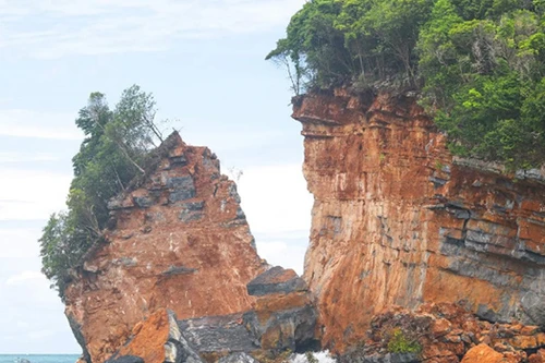 Hòn đảo ở Thái Lan bất ngờ bị vỡ làm đôi