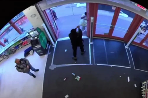 Nghi trộm cắp, nhân viên bảo vệ cửa hàng rút súng bắn chết người 