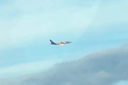 Khoảnh khắc máy bay Mỹ bốc cháy giữa không trung