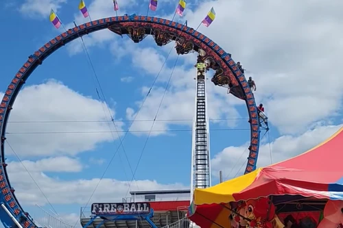 Tàu lượn siêu tốc gặp sự cố, hành khách treo ngược trên không trung