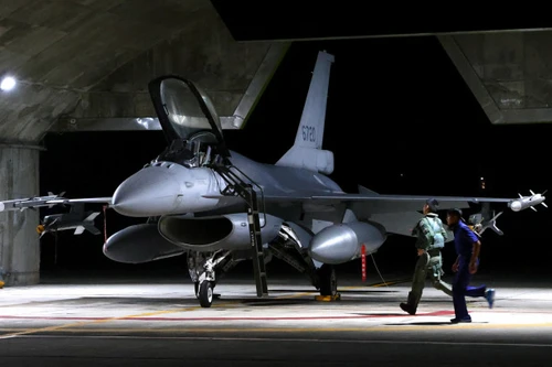 Đài Loan nỗ lực cứu hơn 100 người mắc kẹt, 6 tiêm kích F-16 bị hư hại do động đất