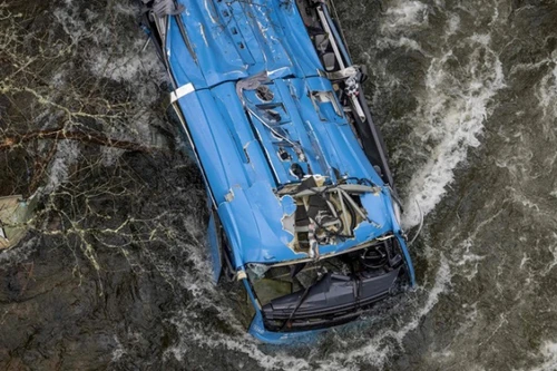 Xe buýt lao xuống sông trong đêm Giáng sinh, 6 người tử nạn