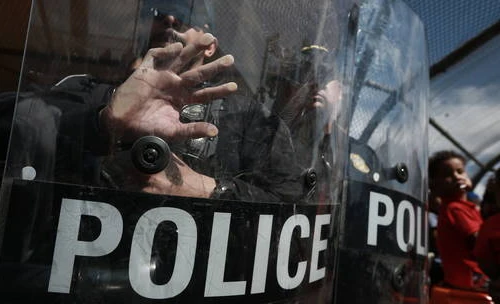 Hàng trăm người di cư tràn qua cây cầu nối Mexico và Mỹ