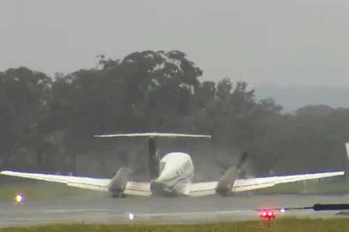 Máy bay trượt trên đường băng khi hạ cánh khẩn cấp tại Australia