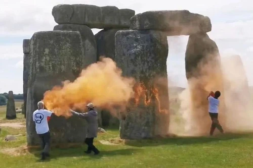 Nghi phun sơn lên di tích Stonehenge, 2 người bị cảnh sát Anh bắt giữ
