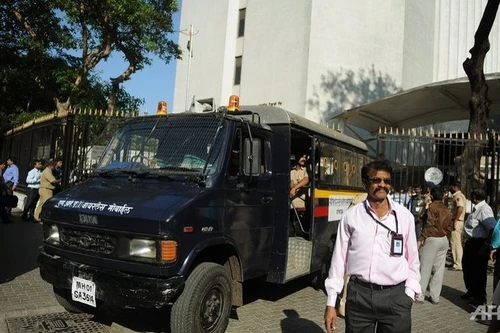 Ấn Độ bắt kẻ mang súng xông vào ngân hàng