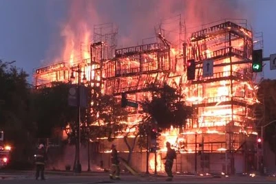 Lửa ‘nhấn chìm’ tòa nhà đang xây dựng ở Mỹ