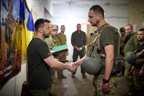 Tổng thống Ukraine thị sát ‘chảo lửa’ Donetsk với chỉ huy mới bổ nhiệm