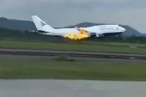 Cháy động cơ, máy bay chở 468 người phải hạ cánh khẩn cấp