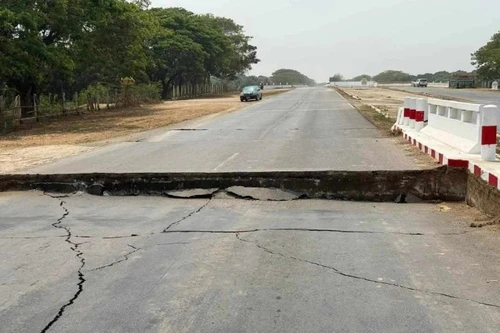 Động đất mạnh ở Myanmar, nhiều con đường bị hư hại, biến dạng