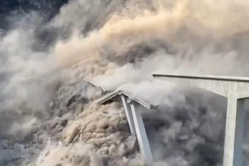 Khoảnh khắc cây cầu dài 758m bị sập một phần ở Trung Quốc