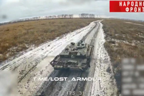 Khoảnh khắc UAV Nga lao vào xe tăng chiến đấu chủ lực của Ukraine 