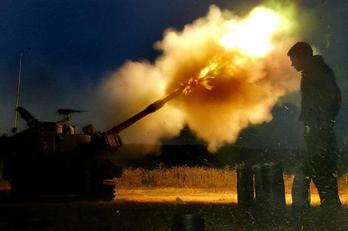 Israel nã loạt đạn pháo đáp trả vụ tấn công bằng rocket từ Lebanon