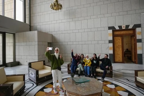 Cận cảnh bên trong Dinh Tổng thống Syria sau khi Damascus thất thủ