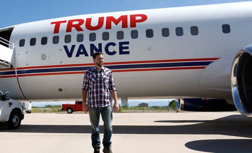 Máy bay chở ‘phó tướng’ của ông Donald Trump gặp trục trặc giữa không trung