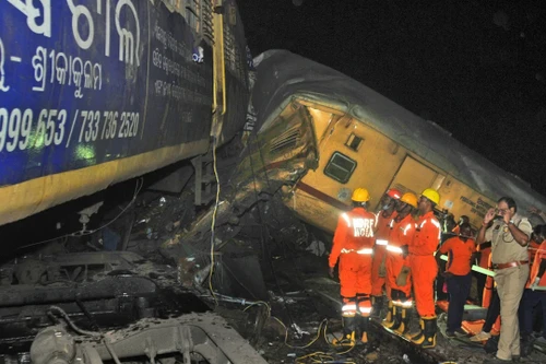 Hai đoàn tàu chở khách va chạm, 10 người thiệt mạng
