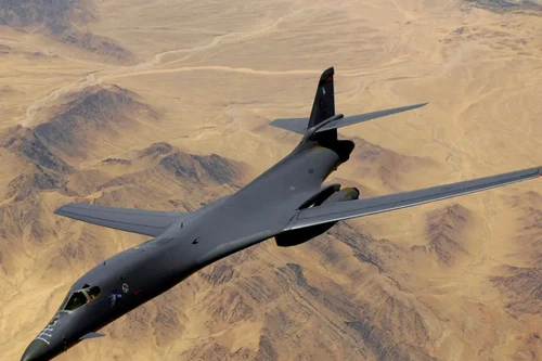 Máy bay ném bom tầm xa B-1B Lancer của Mỹ rơi ngoài căn cứ