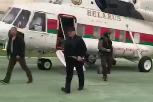 Phản ứng của Nga về việc Tổng thống Belarus cầm súng trường giữa làn sóng biểu tình