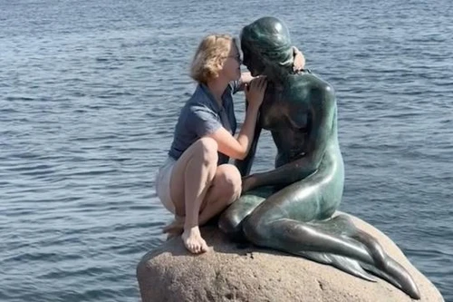 Nữ du khách bị chỉ trích vì trèo lên tượng Nàng tiên cá ở Đan Mạch