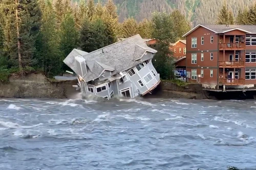 Biệt thự rơi thẳng xuống sông, vỡ vụn thành nhiều mảnh