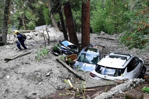 Lính cứu hỏa may mắn thoát nạn trong vụ lở đất lớn