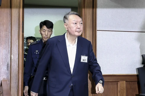 Cựu Tổng thống Hàn Quốc Yoon Suk Yeol trông gầy khi ra toà