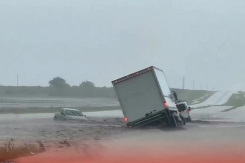 Cận cảnh lũ quét nhấn chìm hoàn toàn đường quốc lộ ở Mỹ