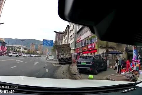 Khoảnh khắc xe tải mất kiểm soát lao vào nhiều phương tiện ở Trung Quốc