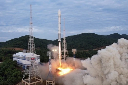 Triều Tiên phóng vệ tinh thất bại, tên lửa phát nổ giữa không trung