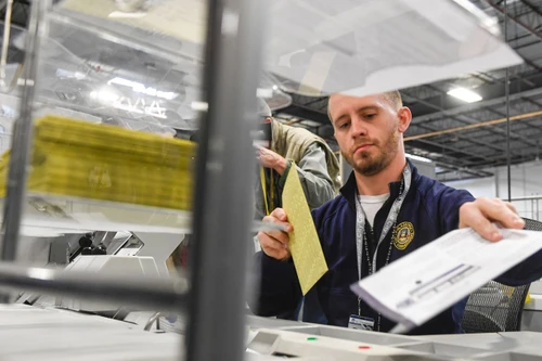 Chàng trai ủng hộ ông Trump, bạn gái lại quyết bỏ phiếu cho bà Harris 