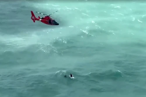 Xem trực thăng Mỹ giải cứu người đàn ông trôi dạt ở Vịnh Mexico