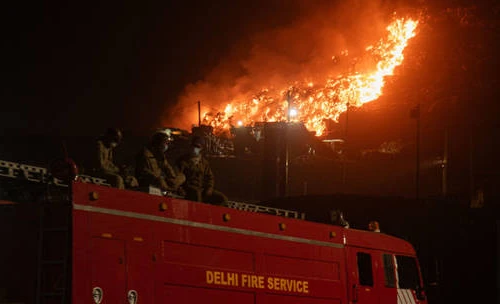 Cận cảnh vụ cháy ‘Đỉnh Everest rác’ của Ấn Độ