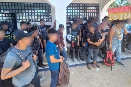 Mexico phát hiện 129 người di cư nhồi nhét trong xe đầu kéo giữa nắng nóng