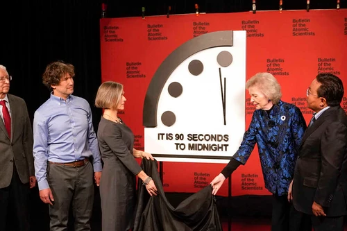 Đồng hồ Ngày tận thế chỉ 90 giây trước nửa đêm, thể hiện thế giới ‘bất ổn’