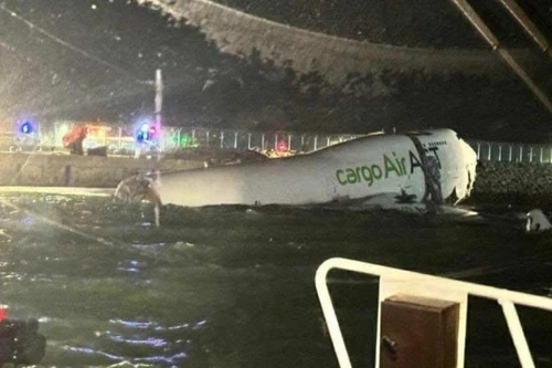 Máy bay trượt khỏi đường băng, lao xuống biển ở Hồng Kông