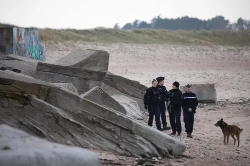 Phát hiện 2,3 tấn cocaine trôi dạt vào bờ biển nước Pháp