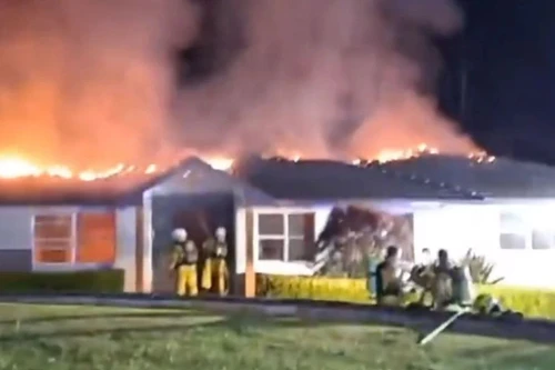 Sét đánh cháy ngôi nhà 10 phòng ngủ, gia đình 7 người thoát chết một cách thần kỳ