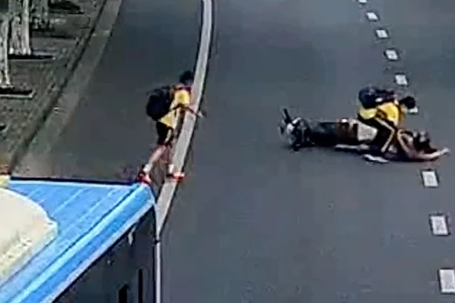 Thấy ông lão bị xe buýt hất văng, nhóm học sinh liền chạy tới đỡ dậy