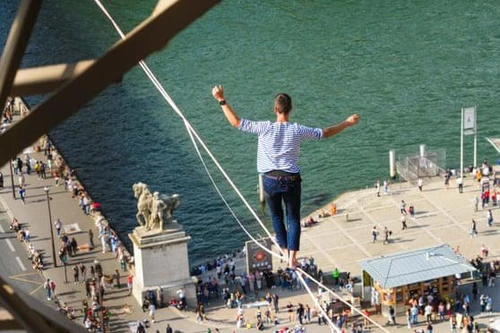 [VIDEO] Thót tim cảnh đi trên dây vượt sông Seine ở độ cao 70m