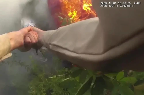 Trung sĩ cảnh sát kịp thời cứu người phụ nữ khỏi ô tô đang bốc cháy