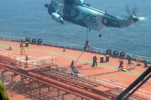 Xem lính biệt kích Iran bắt giữ một tàu chở dầu ở Vịnh Oman