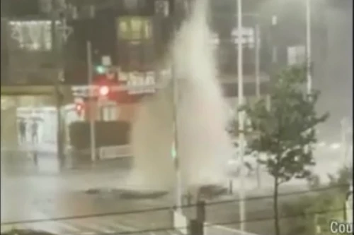 Nắp hố ga bị thổi bay sau trận mưa xối xả, có thể do 'hiện tượng búa khí'