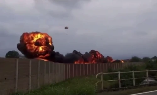 Máy bay quân sự rơi trúng ô tô làm 1 bé gái thiệt mạng