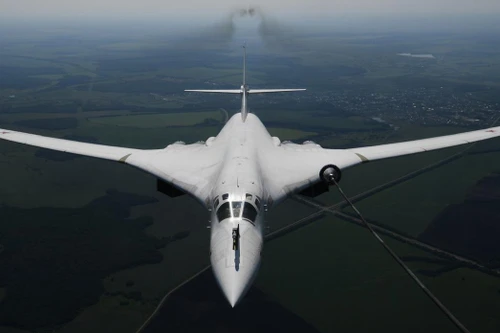 ‘Thiên nga trắng’ Tu-160 Nga bị nhiều chiến đấu cơ nước ngoài theo sát